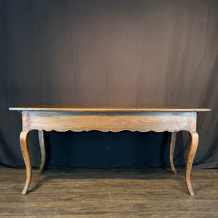 19th Century French Provincial Farmhouse Dining Table from Provence with Cabriole Legs and Scalloped Apron