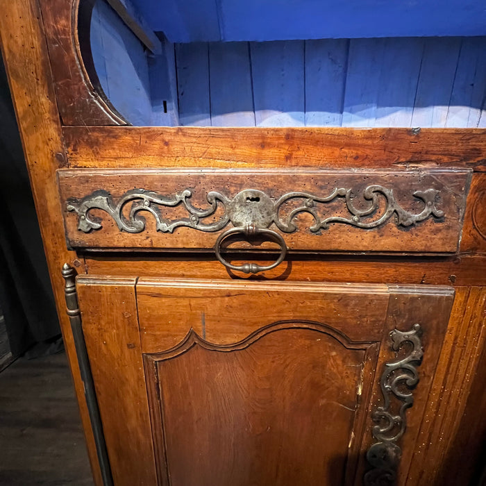 Early 19th Century French Provincial Walnut Carved Open Display Cabinet / Vaisselier / Buffet / Hutch