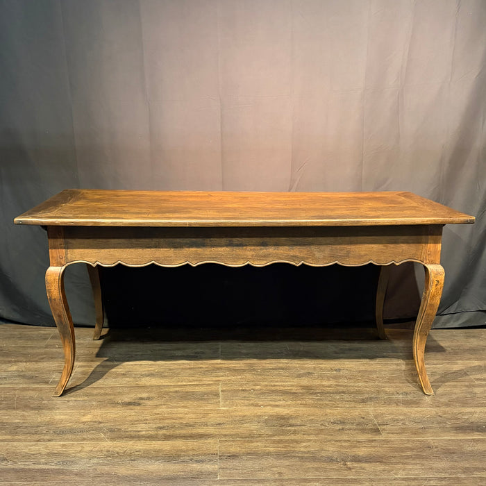 19th Century French Provincial Farmhouse Dining Table from Provence with Cabriole Legs and Scalloped Apron