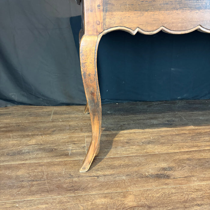 19th Century French Provincial Farmhouse Dining Table from Provence with Cabriole Legs and Scalloped Apron