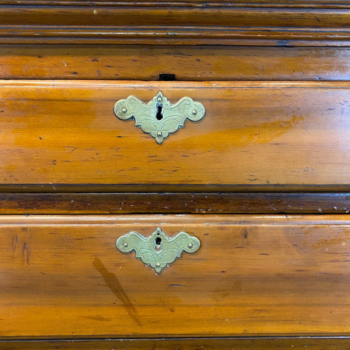 American Chippendale Walnut Graduated Chest of Drawers 1780