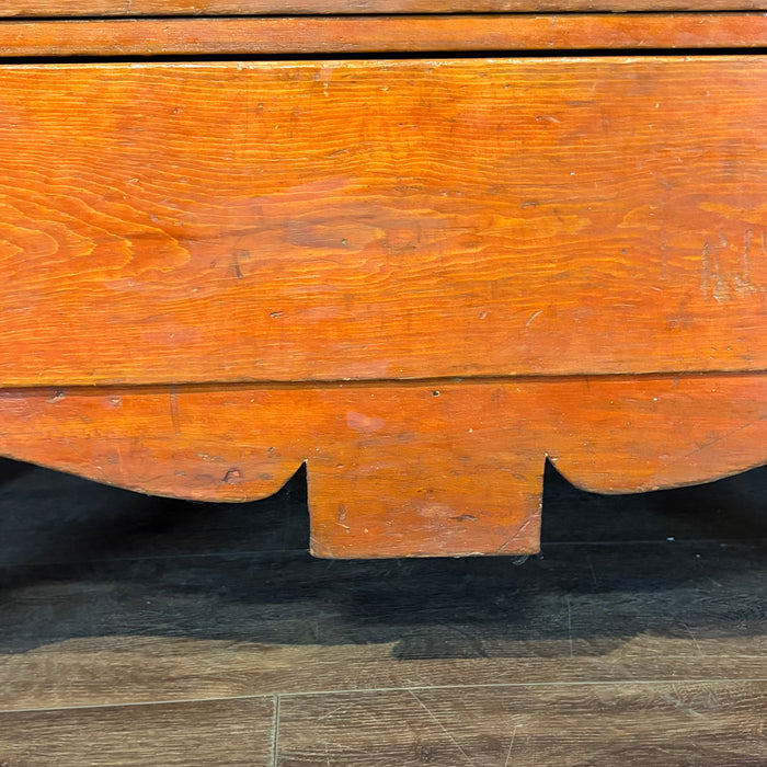 Circa 1820 American Federal Hepplewhite Four-Drawer Dresser or Chest of Drawers