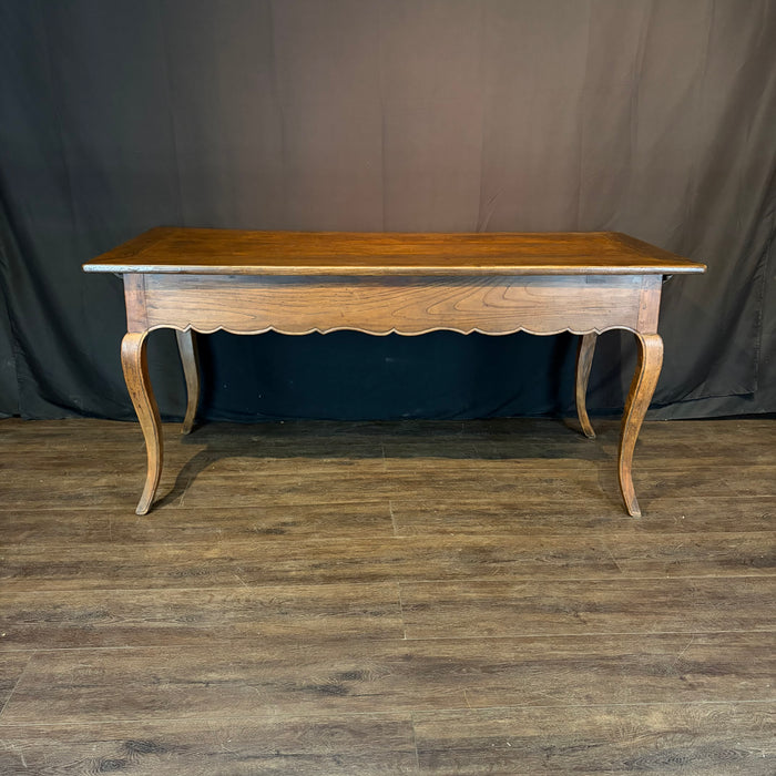 19th Century French Provincial Farmhouse Dining Table from Provence with Cabriole Legs and Scalloped Apron