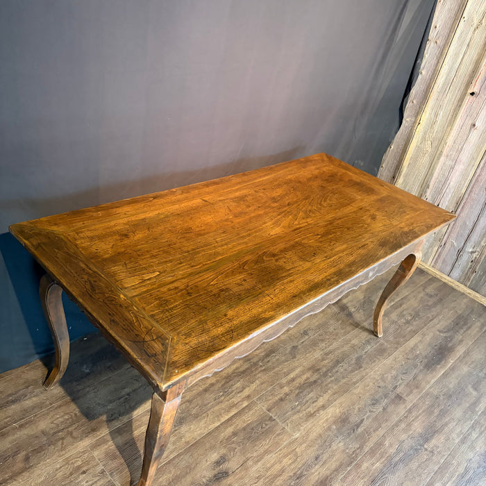 19th Century French Provincial Farmhouse Dining Table from Provence with Cabriole Legs and Scalloped Apron