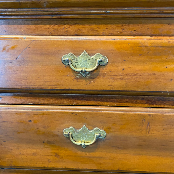 American Chippendale Walnut Graduated Chest of Drawers 1780