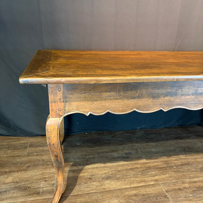19th Century French Provincial Farmhouse Dining Table from Provence with Cabriole Legs and Scalloped Apron