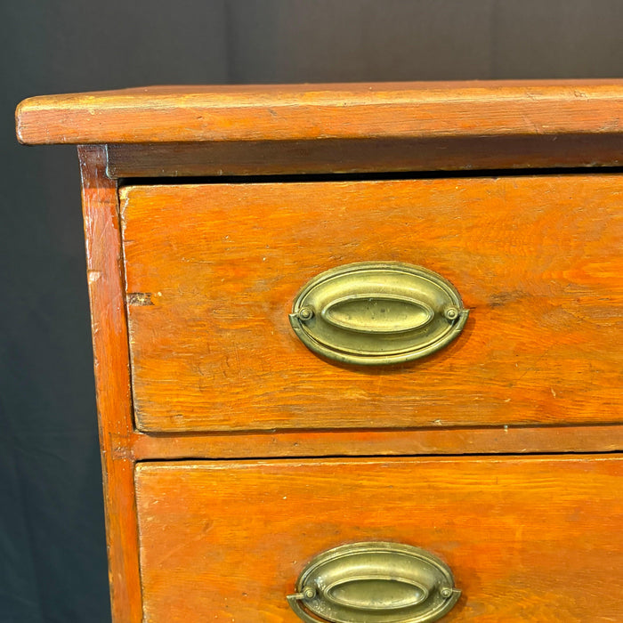 Circa 1820 American Federal Hepplewhite Four-Drawer Dresser or Chest of Drawers