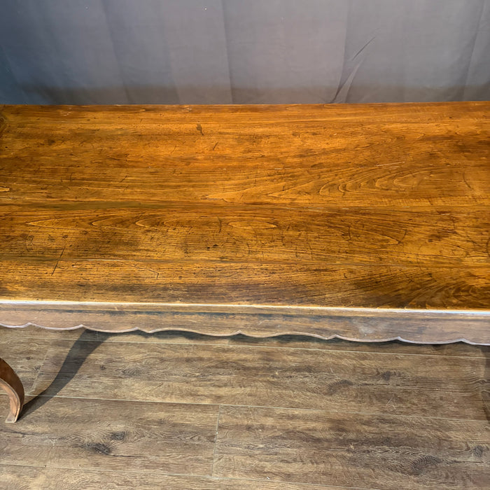 19th Century French Provincial Farmhouse Dining Table from Provence with Cabriole Legs and Scalloped Apron