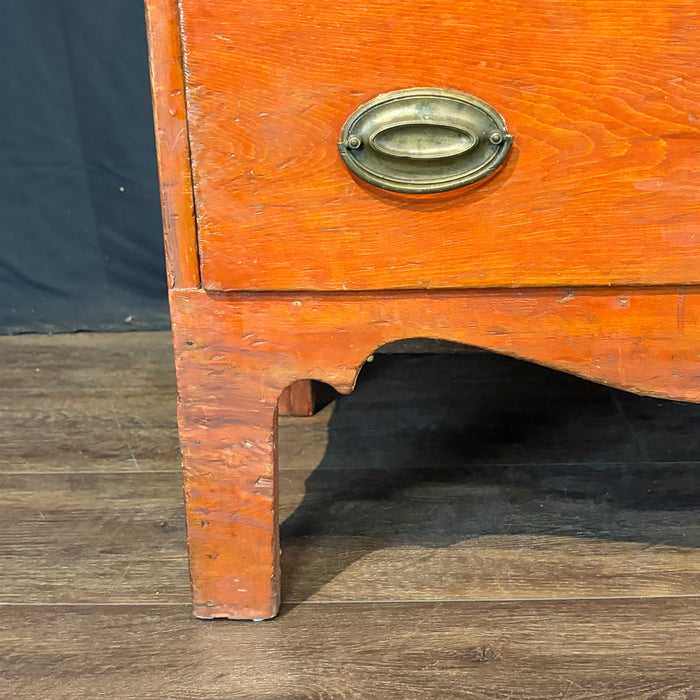Circa 1820 American Federal Hepplewhite Four-Drawer Dresser or Chest of Drawers