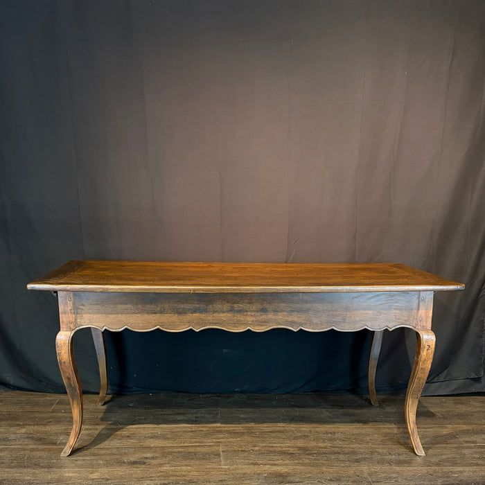 19th Century French Provincial Farmhouse Dining Table from Provence with Cabriole Legs and Scalloped Apron