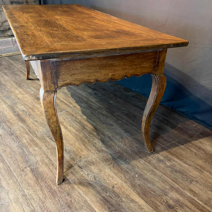 19th Century French Provincial Farmhouse Dining Table from Provence with Cabriole Legs and Scalloped Apron