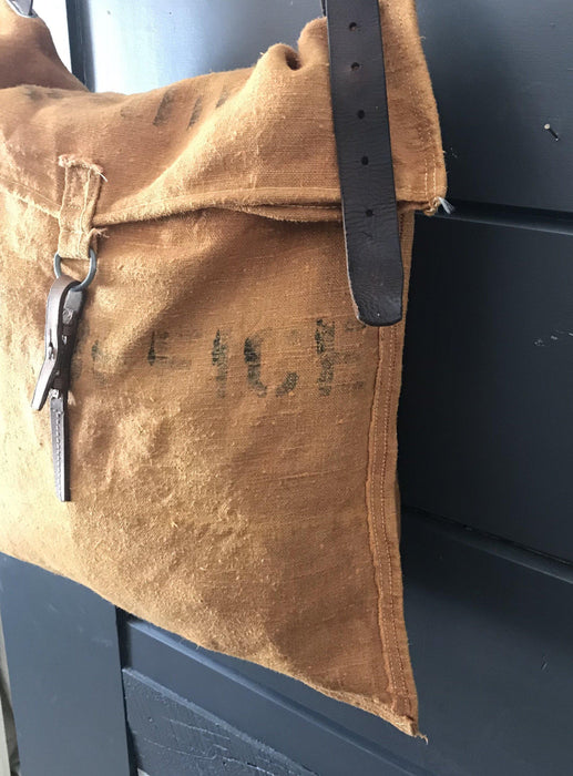 Vintage orange shoulder bag with leather strap 
