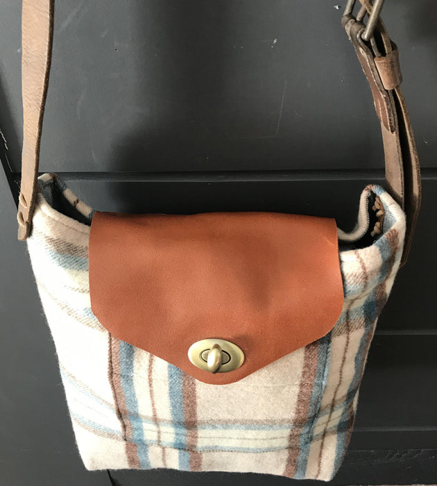 Vintage wool shoulder bag with a leather flap and leather strap