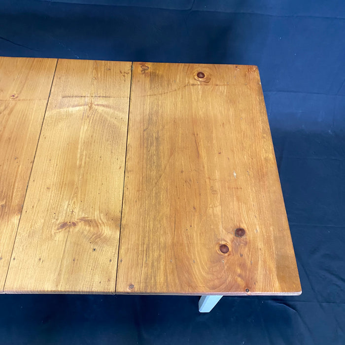 American Pine Dining Table - Detail Wood View - For Sale