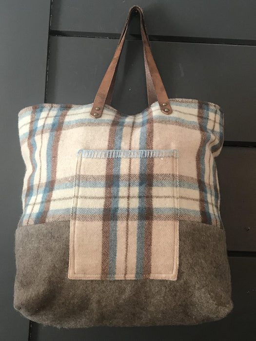 Wool tote bag with leather straps and a pocket on the outside